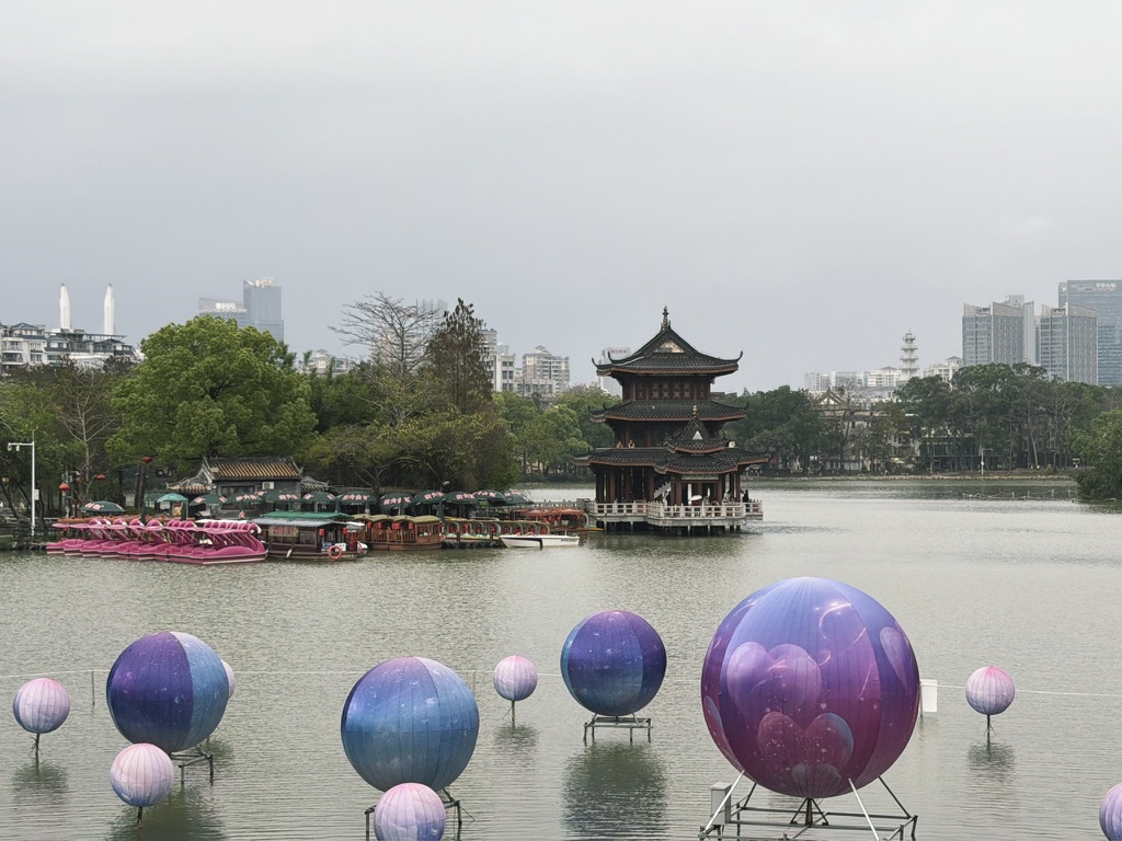 西湖中的丰渚园