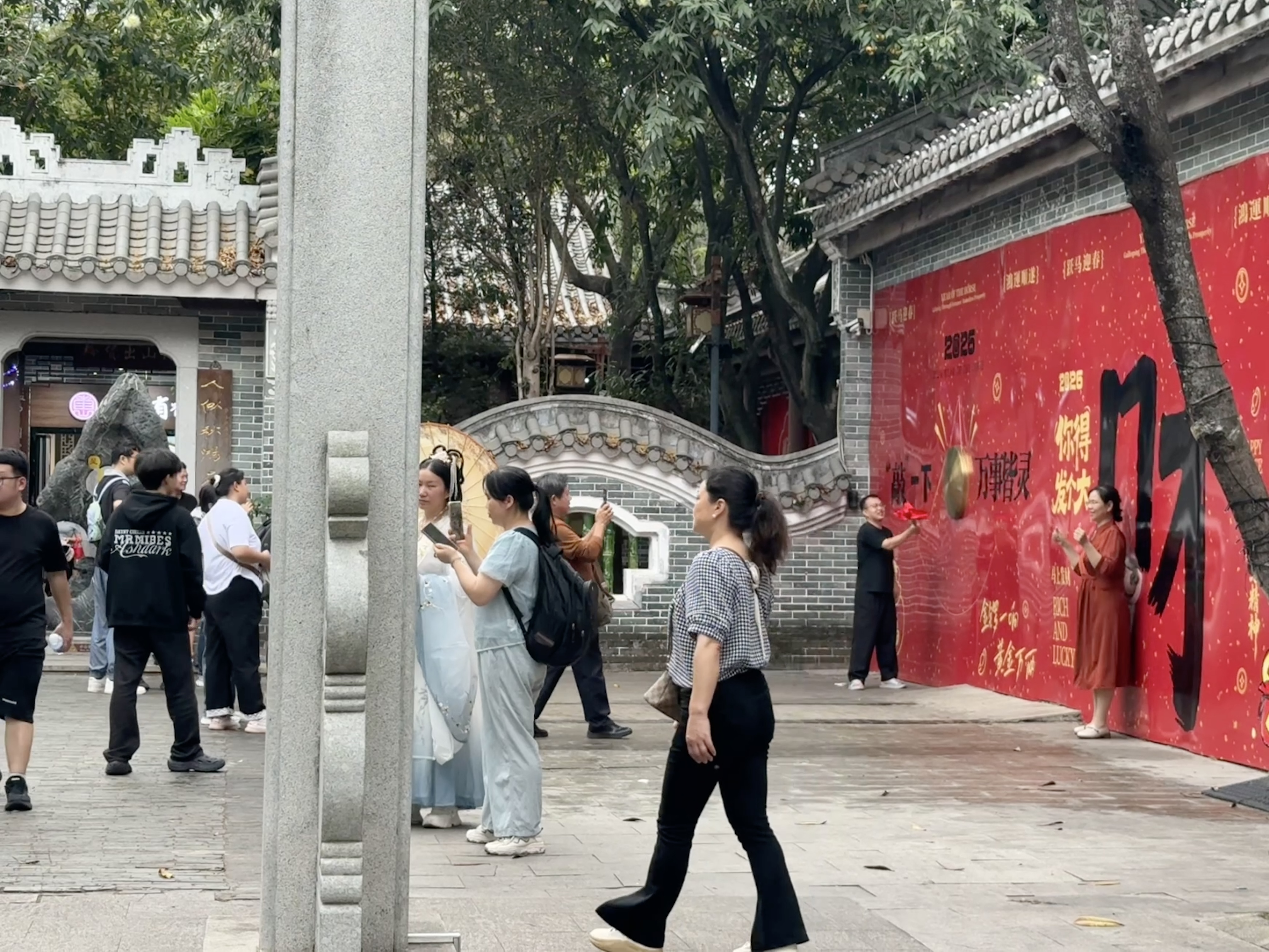 敲锣,但是在墙上