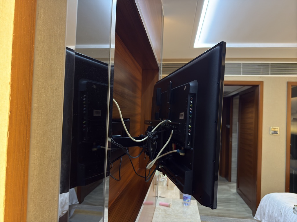 酒店里的电视机竟然安装了这样的旋转支架,要知道我家里的这个支架花了 800 块钱。