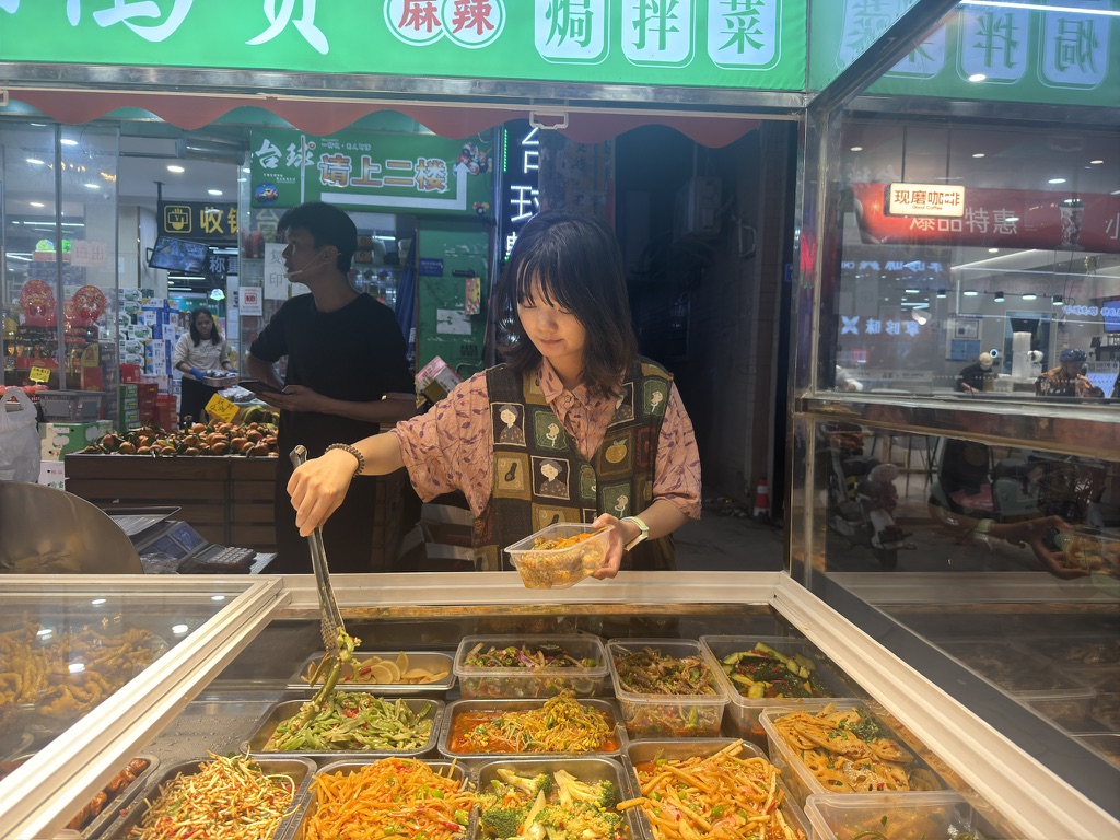 往回走的路上，点了份凉拌菜