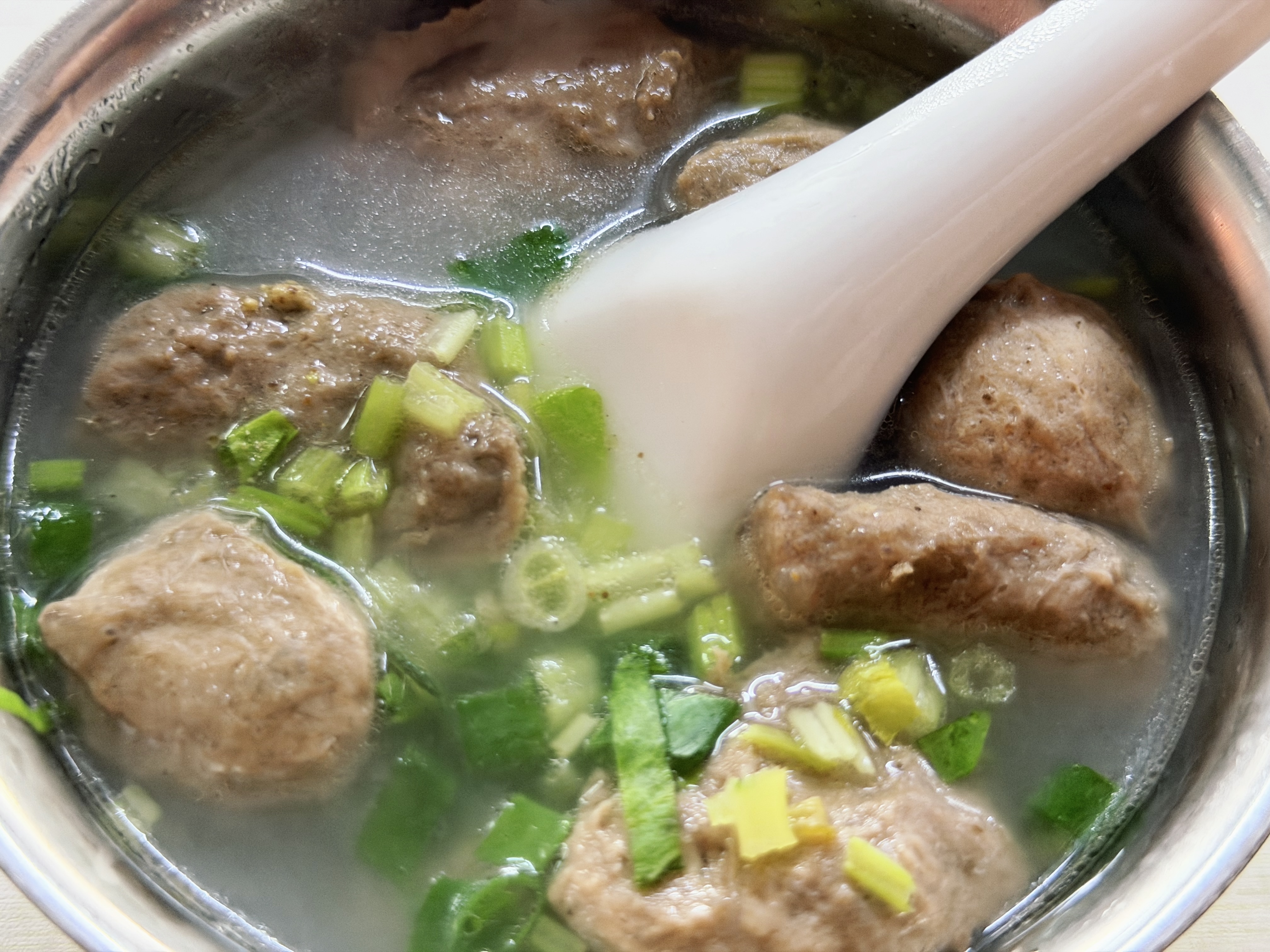 牛肉丸子汤，丸子是随便一捏的，不求圆润