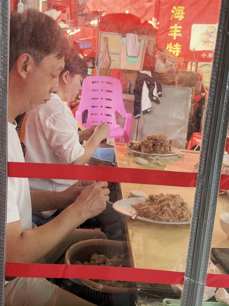 忙着捏小米的店员