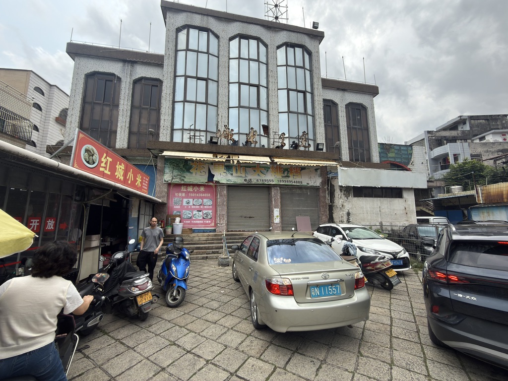 热情的食客堵满了院子