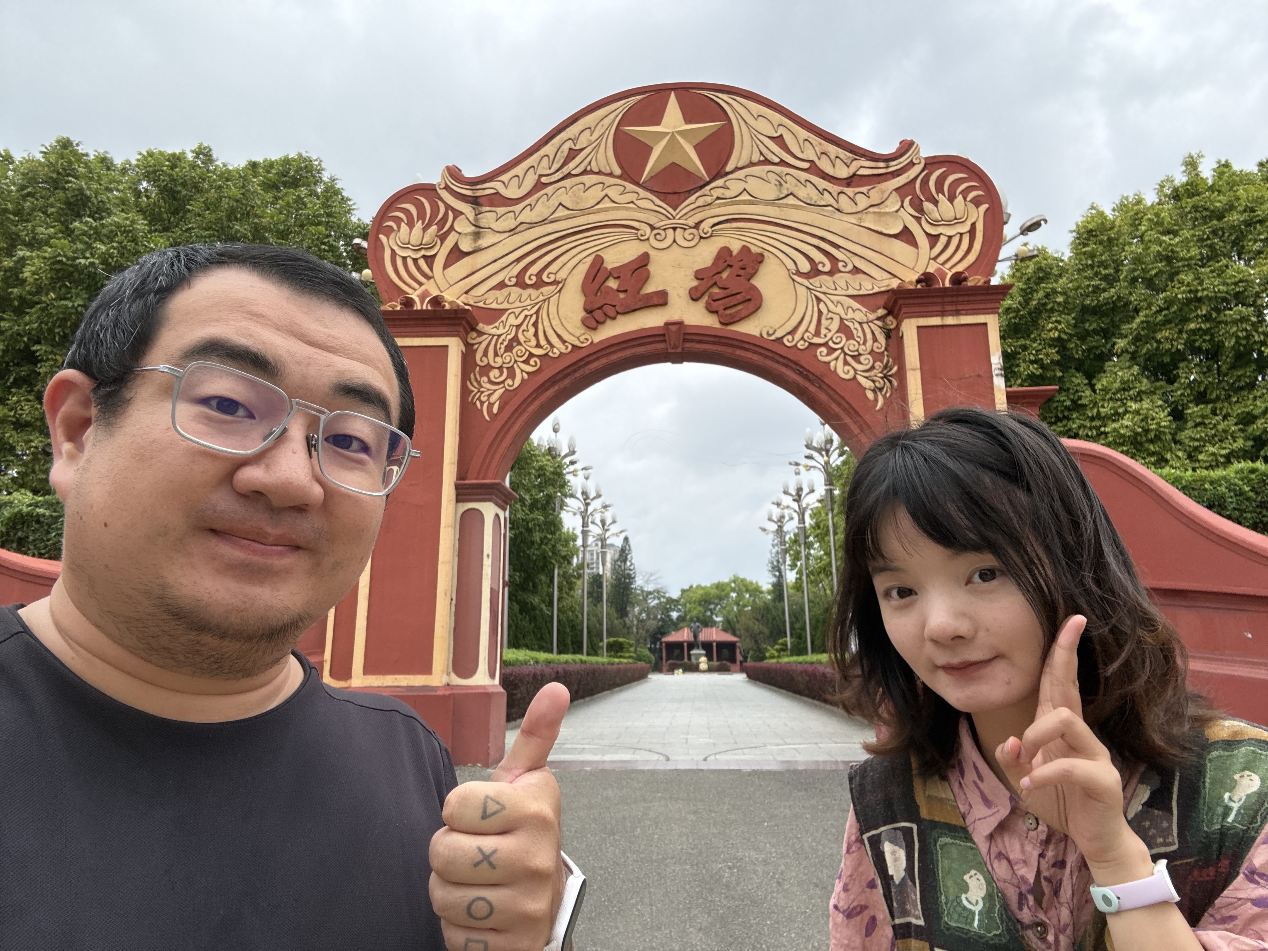 来红场主动接受爱国主义教育了