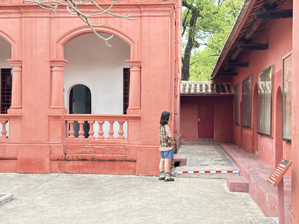 医院旧址边上的墙上则写着革命时期的口号