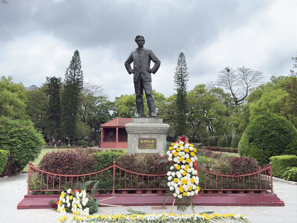 于红场中心的澎湃烈士雕像