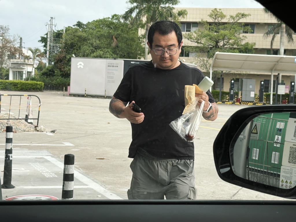 去打热水顺便给恙打猎了一个茶叶蛋一个烤地瓜的毛