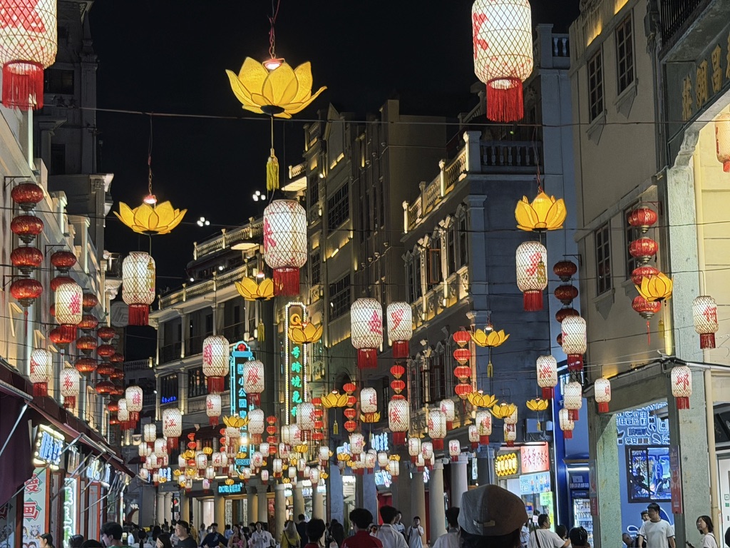 灯火辉煌灯光灿烂的小公园