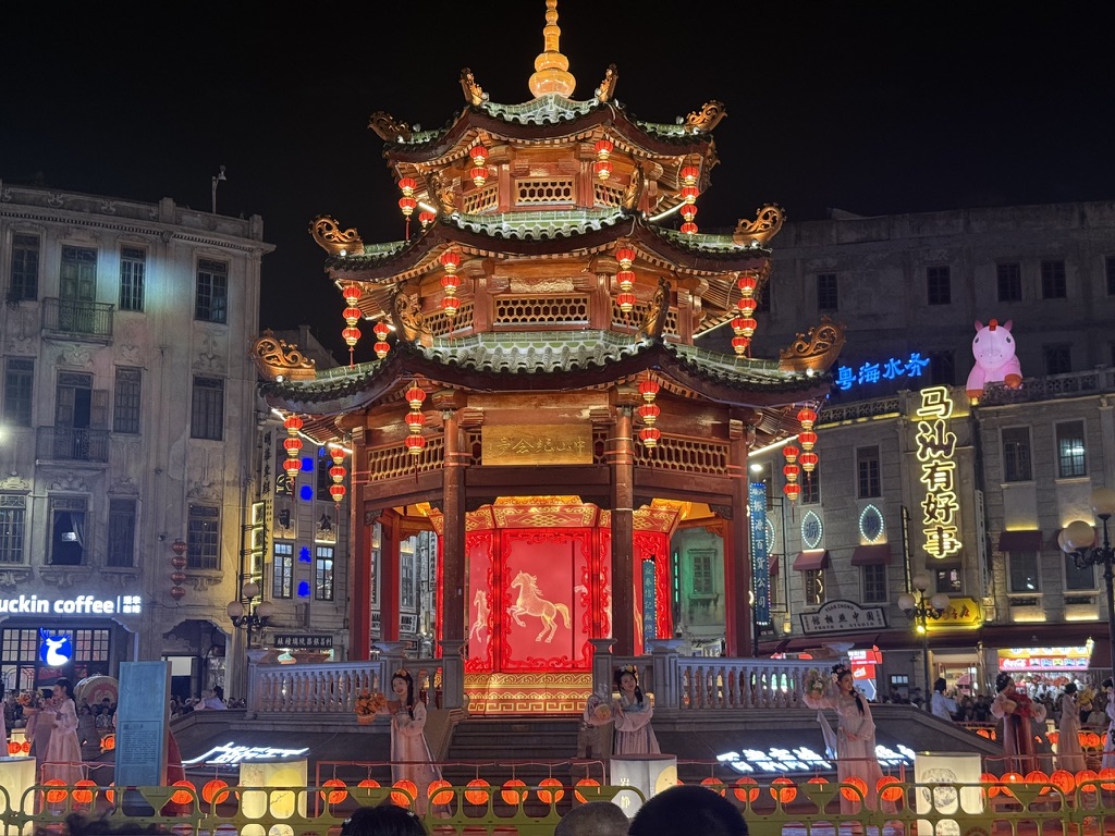 围着中山纪念亭跳舞的汉服女孩们