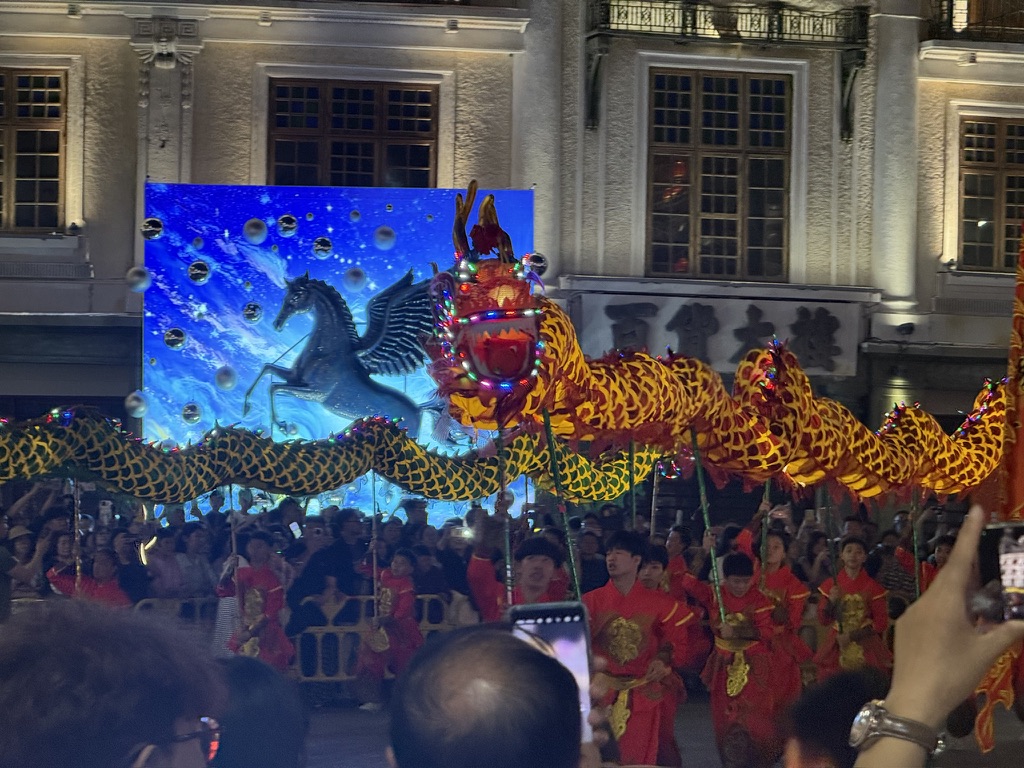 舞龙的都是年轻人