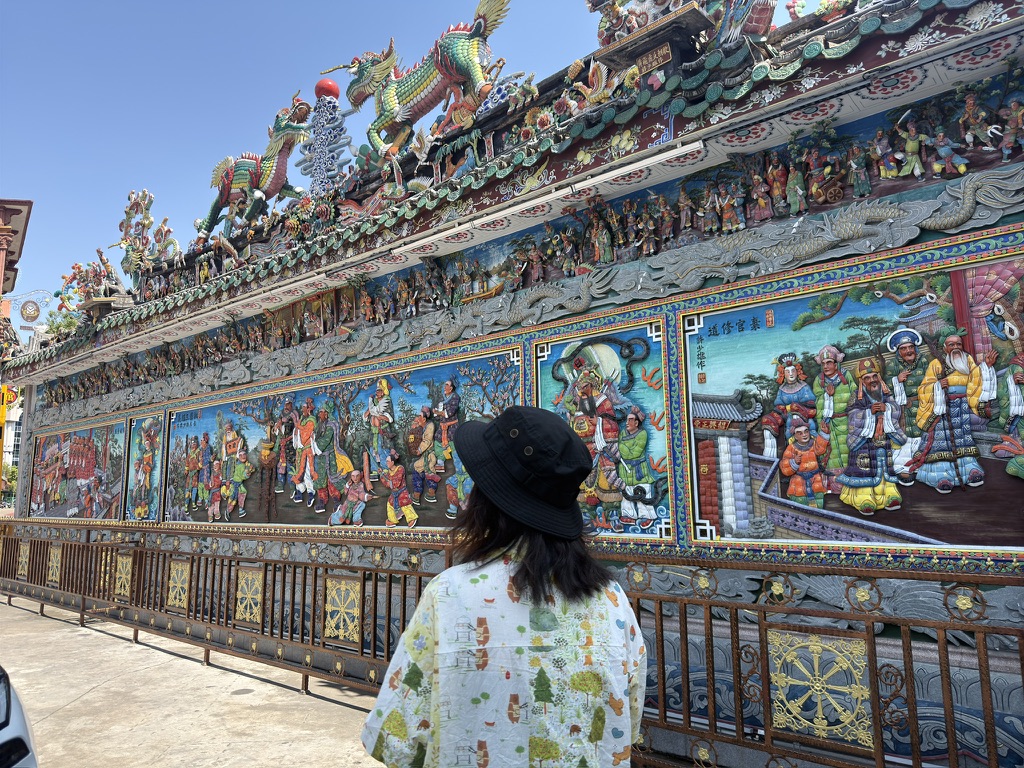 到观音庙了，且看这座牌坊上极尽复杂靓丽的嵌瓷