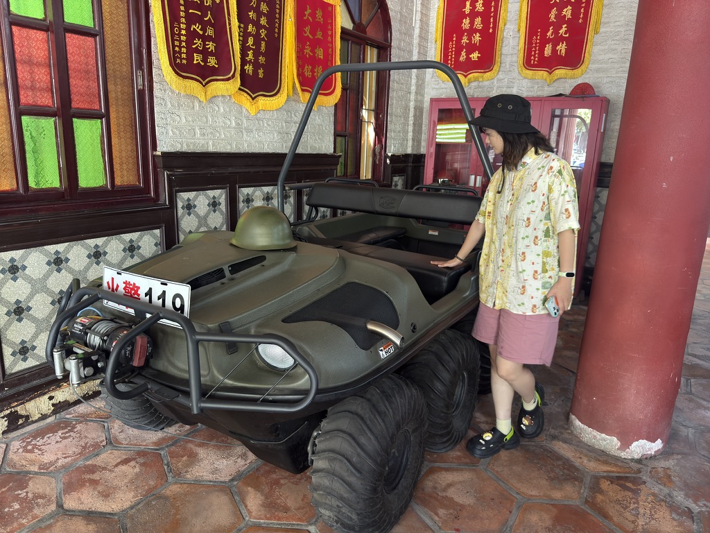 这水陆两栖的就是现代货了吧，前面有绞盘，后面有一个小螺旋桨