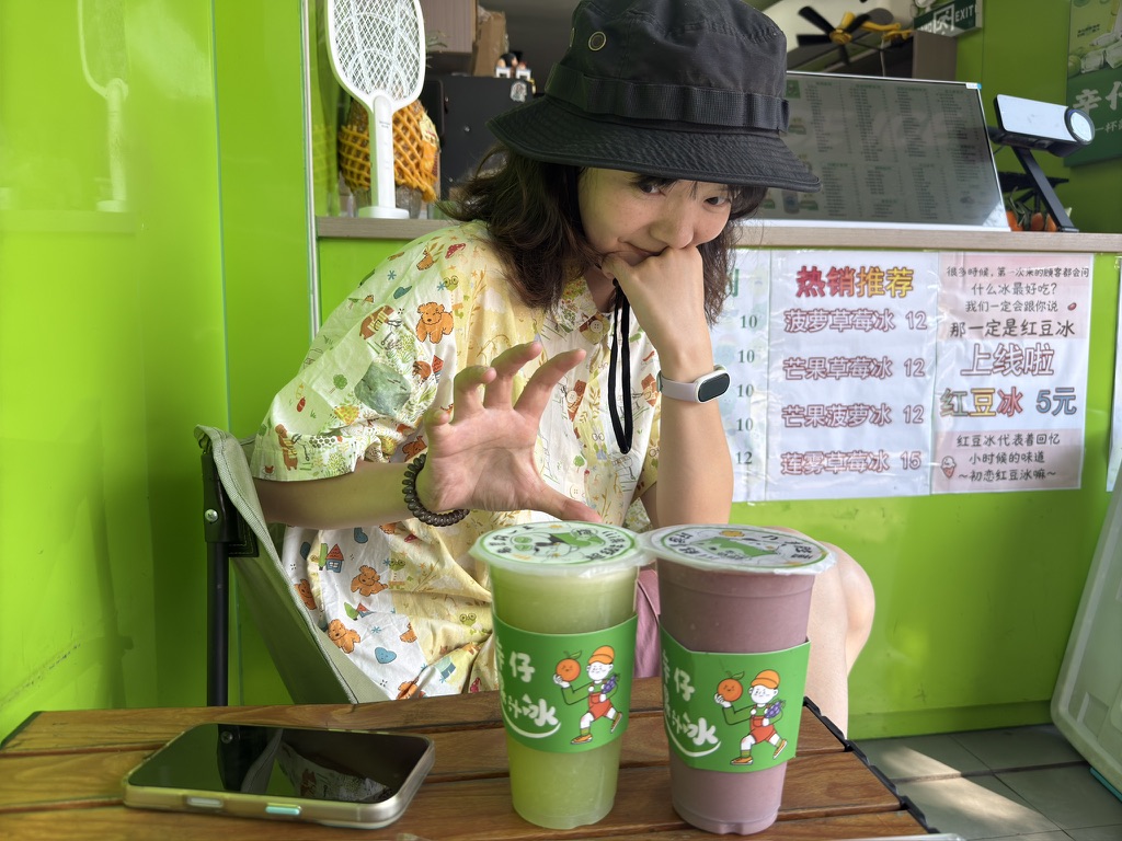 在昨天取电瓶车的位置街角的冰店，买了一杯红豆冰一杯苦瓜冰