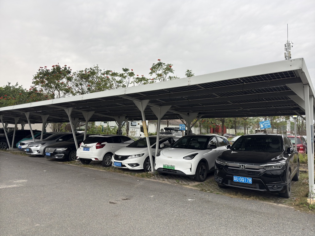 这停车场里的充电位还全部被油车占满