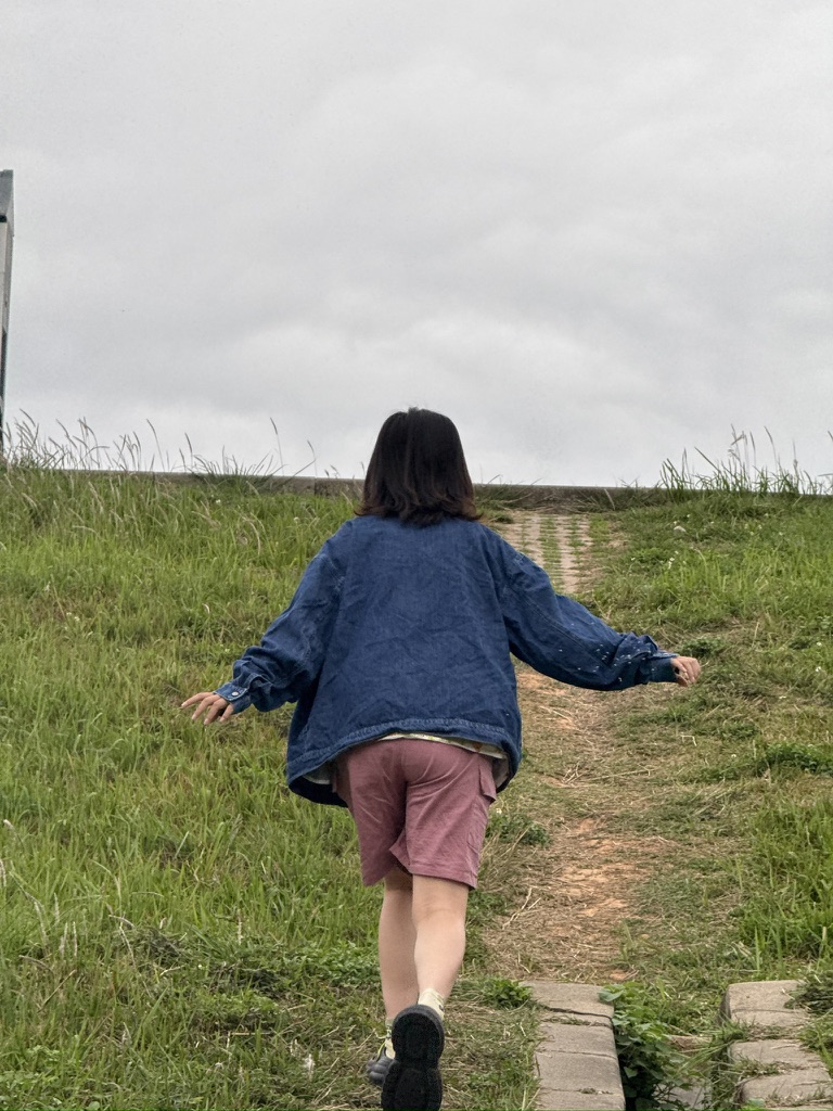 恙儿冲上河堤