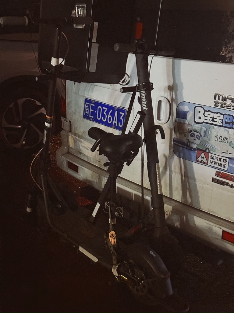这辆房车带着两个电踏板车，只有长期旅行的人才知道这个东西有多么重要