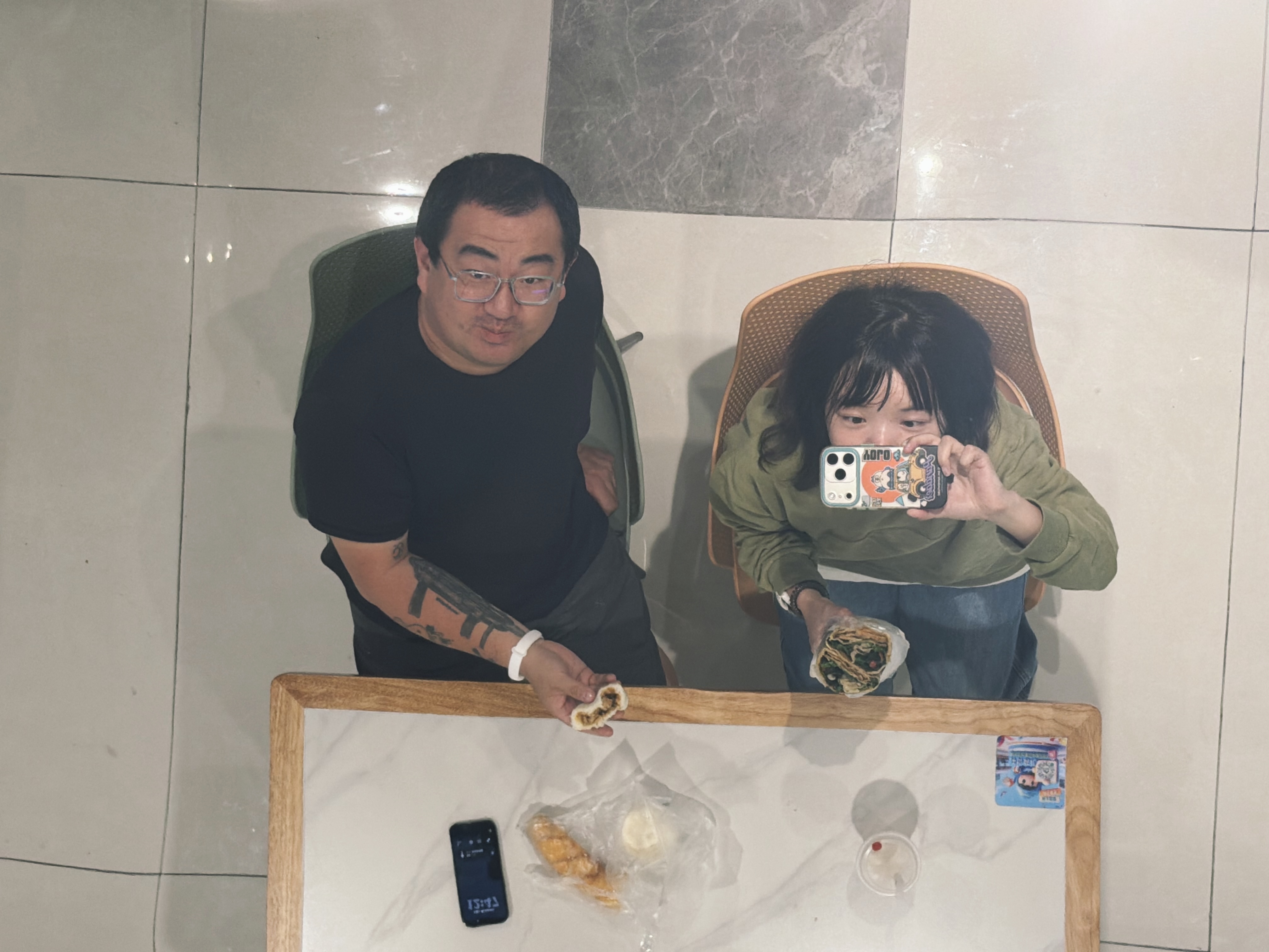 利用反光屋顶合照