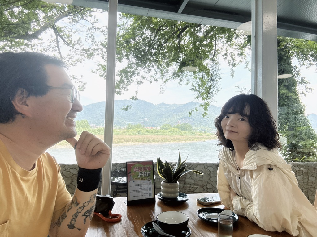 一起在富春江边吃饭