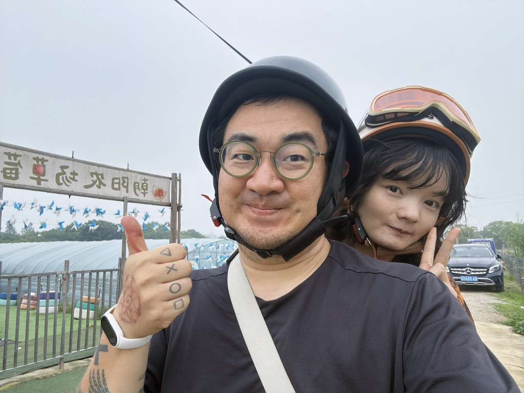 一起在外面骑摩托车